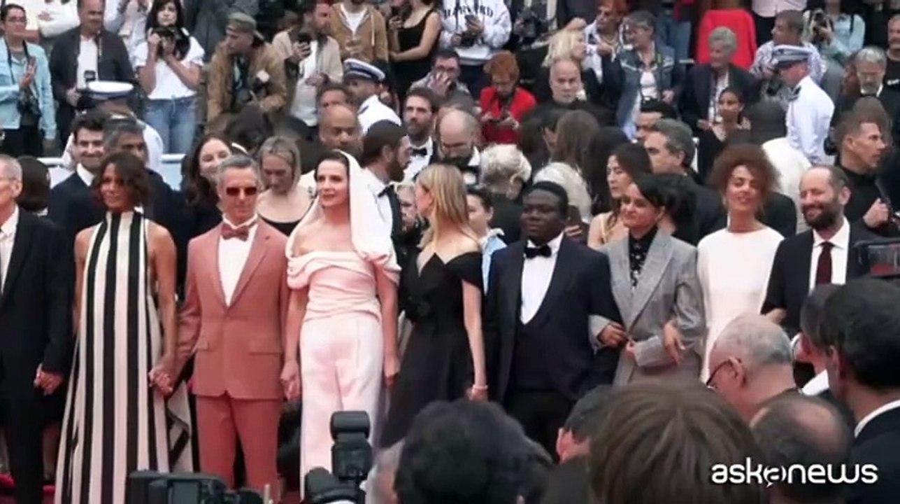 Cannes 2025, Juliette Binoche guida il primo red carpet della giuria