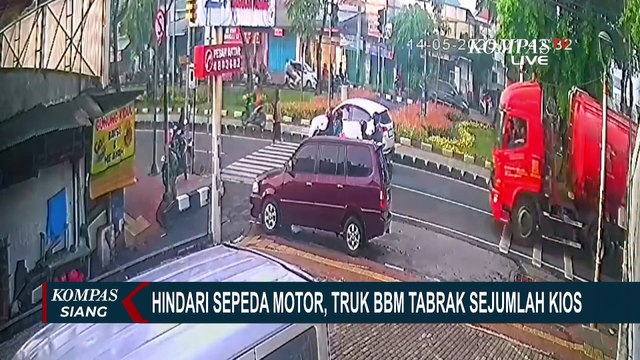 Hindari Sepeda Motor, Truk Pengangkut BBM Pertamina Tabrak 2 Kios di Cakung