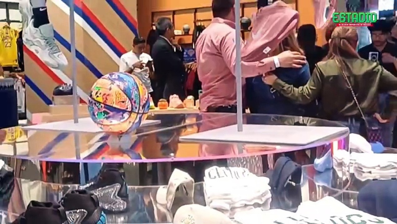 ¡Joakim Noah Inaugura la Nueva Tienda NBA!