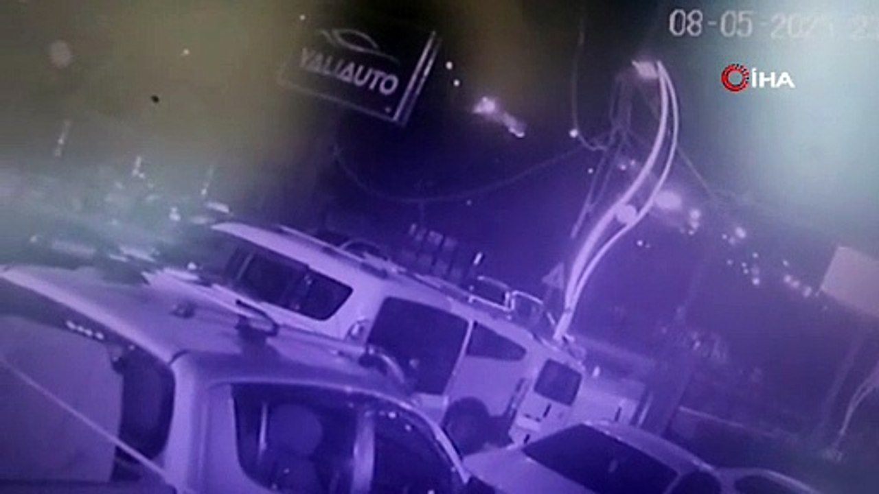 Motosiklet kaskı çalan şahısların o anları kamerada