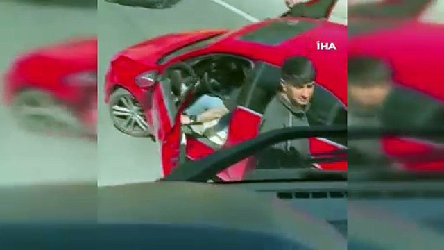 İstanbul trafiğinde yol verme kavgasında bir trafik magandası diğer sürücüye sandalye ile saldırdı