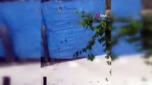 Bir anda bastıran dolu yağışıyla her yer bembeyaz oldu!