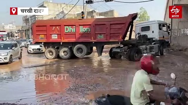 चरखी दादरी में शुरुआती बारिश ने खोली प्रशासन की पोल, जलजमाव और गड्ढों से लोग परेशान, लोगों में हादसे का डर