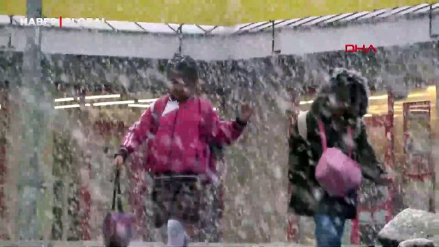 Erzurum'da lapa lapa kar sürprizi: Baharı beklerken kışa yakalandılar