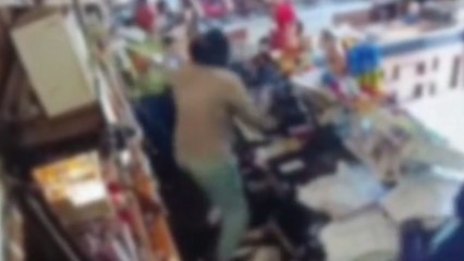 Il video della rapina con il coltello a Modena: la reazione del barista e la rissa con il rapinatore