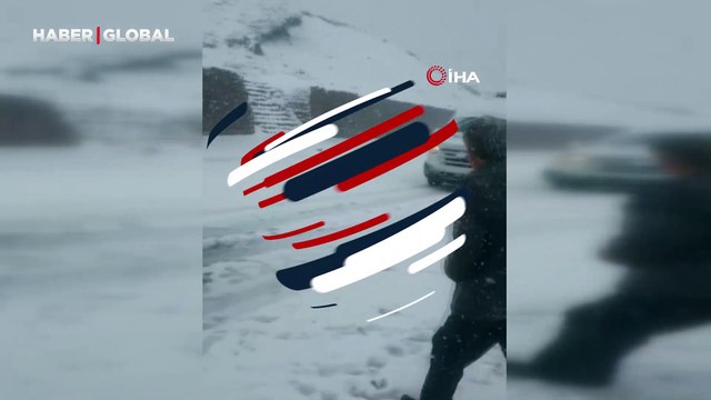 Kar yağışı bir anda bastırdı, araçlar yolda kaldı