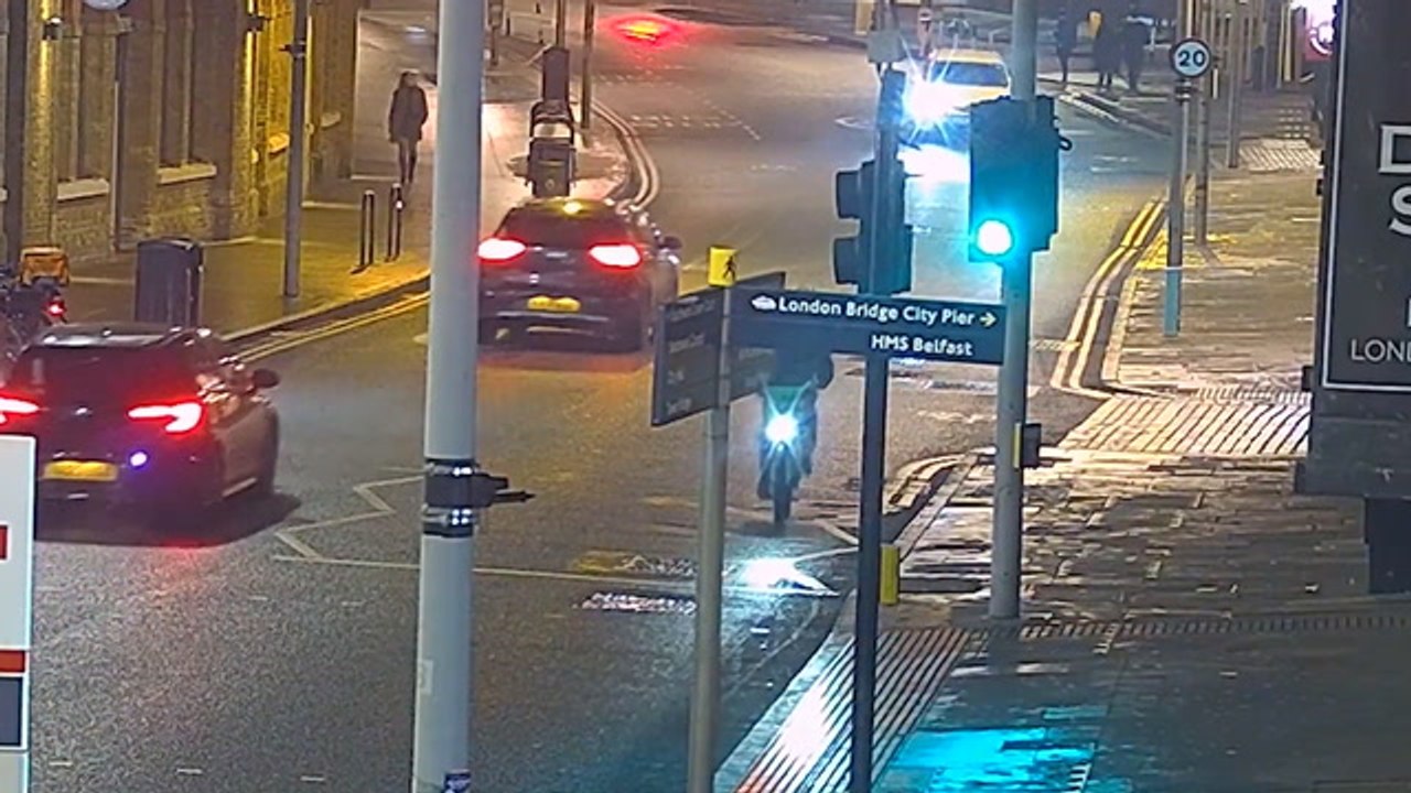 Watch moment police catch phone thief in under 60 seconds in London Bridge