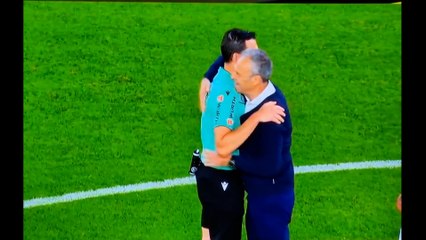 El abrazo de Caparrós con Martínez Munuera que indigna a la afición de Las Palmas