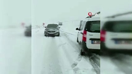 Palandöken Geçidi’nde ulaşıma kar ve tipi engeli