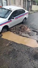 Carro fica preso em cratera no bairro de Engenho Velho da Federação