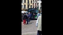 Treviso, auto parcheggiata blocca bus in centro: il video
