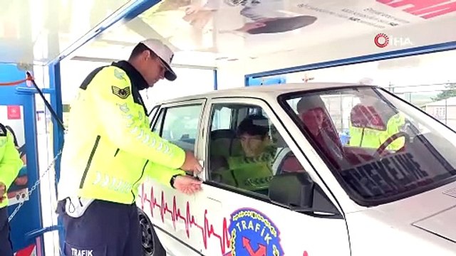 Bayburt’ta emniyet kemerinin önemi takla atan simülasyon aracıyla anlatıldı