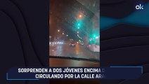 Sorprenden a dos jóvenes encima de un coche circulando por la calle Aragón