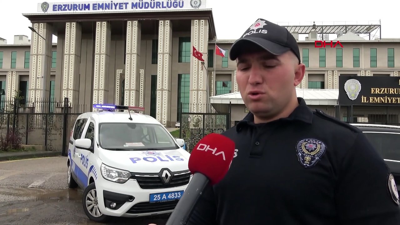 Yaralı öğrenciye ıslanmasın diye dakikalarca şemsiye tutan polis: Görevimizi yaptık