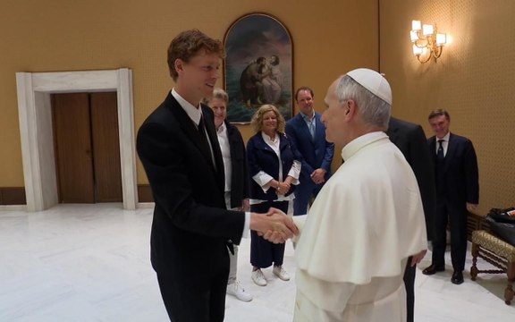 Sinner da Papa Leone XIV, amante del tennis: «Giochiamo?»