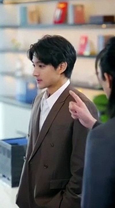 Tidur semalam dengan pewaris yang suka diam-diam 10 tahun? Aku kabur, dia datang bawa proyek 10M!