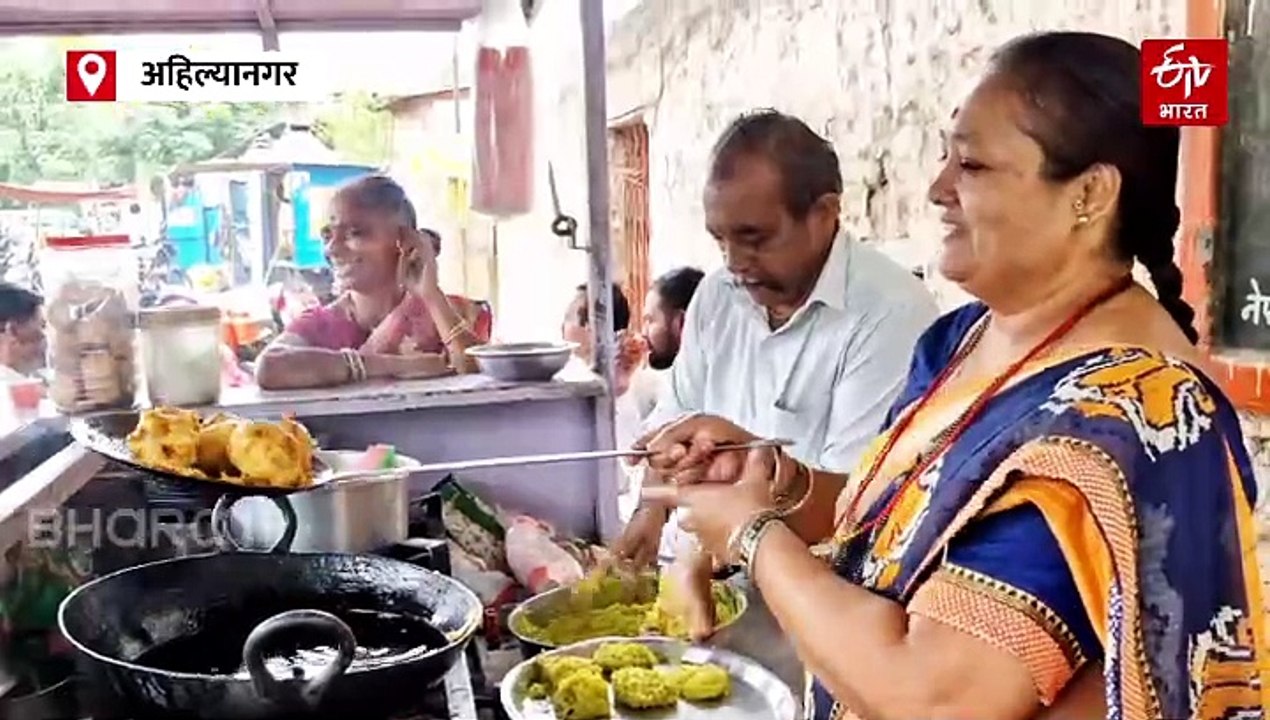 वडापाववाल्या काकू ३२ वर्षानंतर झाल्या "दहावी पास"! वयाच्या 47 व्या वर्षी घेतली यशस्वी भरारी...