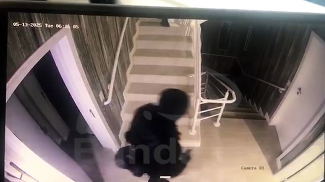 Câmera mostra morador fugindo de assaltantes armados dentro de casa