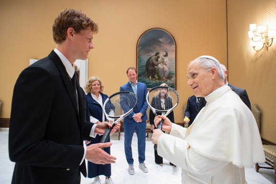 Sinner da Papa Leone, la sua racchetta in regalo e poi la battuta: Giochiamo un po'?