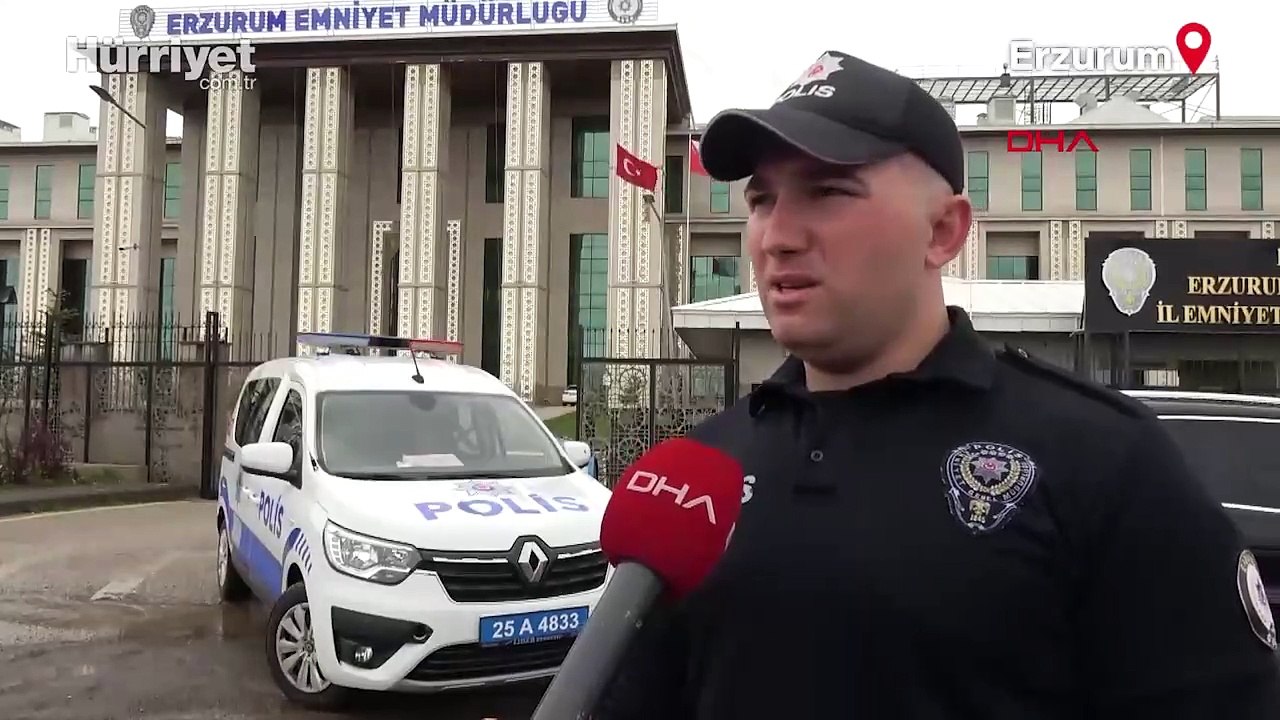 Yaralı öğrenciyi şemsiye ile yağmurdan korumaya çalışan polis: Görevimizi yaptık