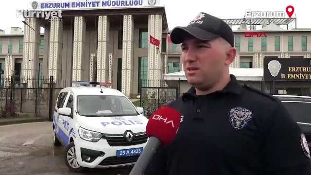 Yaralı öğrenciyi şemsiye ile yağmurdan korumaya çalışan polis: Görevimizi yaptık