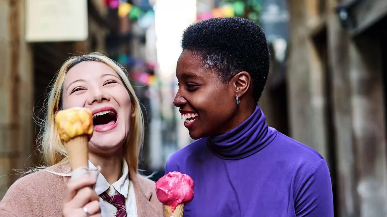 Menschen, die ihr Eis lecken, sollen die besseren Liebhaber sein.