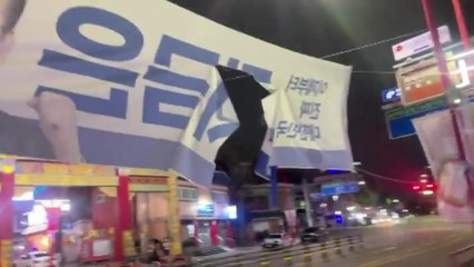 인천역에 걸린 이재명 후보 현수막 훼손...경찰 수사 / YTN