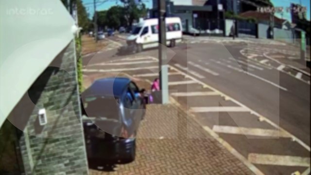 Imagens fortes: Câmera registra pedestre sendo atropelada após colisão entre Clio e van