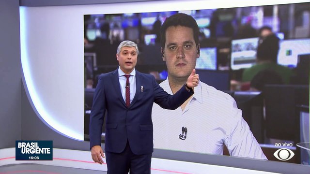 Cantor Marrone cai do palco durante show em Goiânia