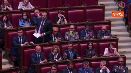 Magi irrompe alla Camera travestito da fantasma durante premier time Meloni, espulso dall'Aula
