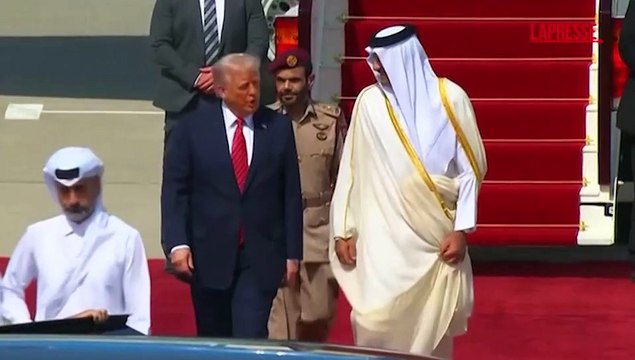L'arrivo di Trump a Doha: il presidente accolto sul tappeto rosso dall'Emiro