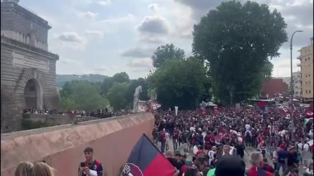 Bologna e la finale di Coppa Italia contro il Milan, i tifosi rossoblù invadono Ponte Milvio