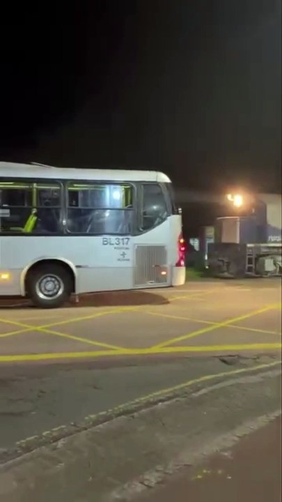 Ônibus é atingido por trem após suposta falha mecânica sobre linha férrea