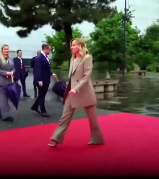 Il primo ministro albanese Edi Rama, rieletto per un quarto mandato lo scorso fine settimana, saluta in ginocchio il primo ministro italiano Meloni durante una conferenza a Tirana