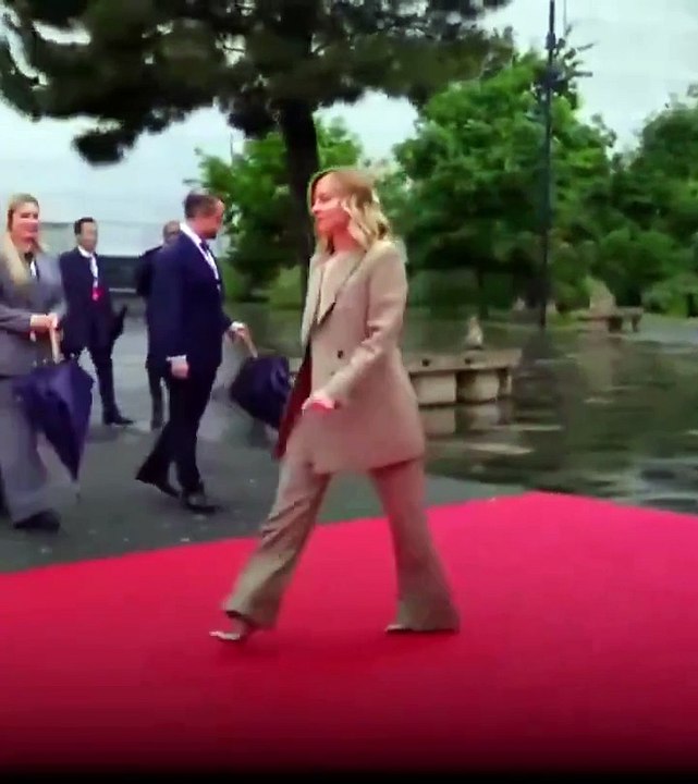 Il primo ministro albanese Edi Rama, rieletto per un quarto mandato lo scorso fine settimana, saluta in ginocchio il primo ministro italiano Meloni durante una conferenza a Tirana