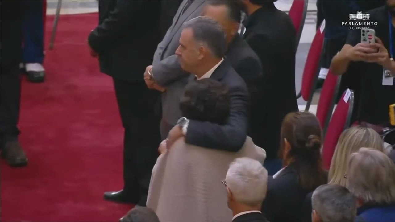 El presidente Orsi y la primera dama, entre lágrimas, encabezan el duelo nacional en el velorio de Mujica