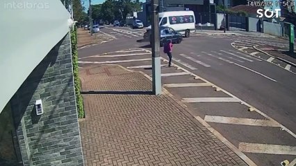 Pedestre é atropelada e arremessada contra poste após colisão entre Clio e van em Cascavel