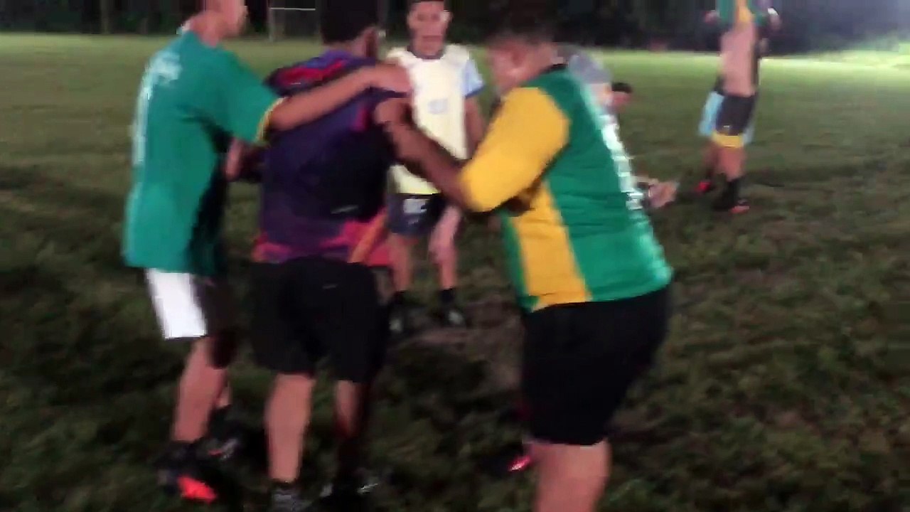 Fio de alta tensão cai em campo de futebol e fere três atletas no Ceará