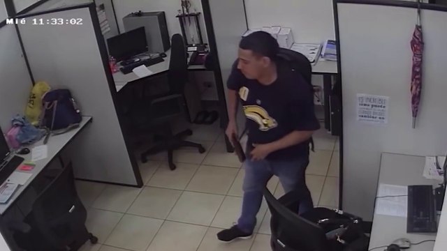 tn7-sospechosos-usan-telefonos-para-sacar-dinero-de-cuentas-140525