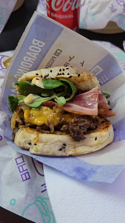 Il te donne envie ce #burger ? Tu connais mon #KyzzBurgerTour ?Bein là, j'ai fait escale chez @GOMU BURGER et je me suis régalé.C'était celui de Montpellier mais il y en a un peu partout en France.