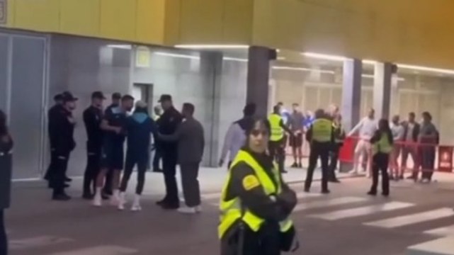 La tensión es enorme: encontronazo de los jugadores del Leganés con sus propios aficionados al salir de La Cerámica