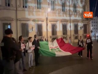 Blitz comitato promotore referendum cittadinanza, proietta logo su Palazzo Chigi