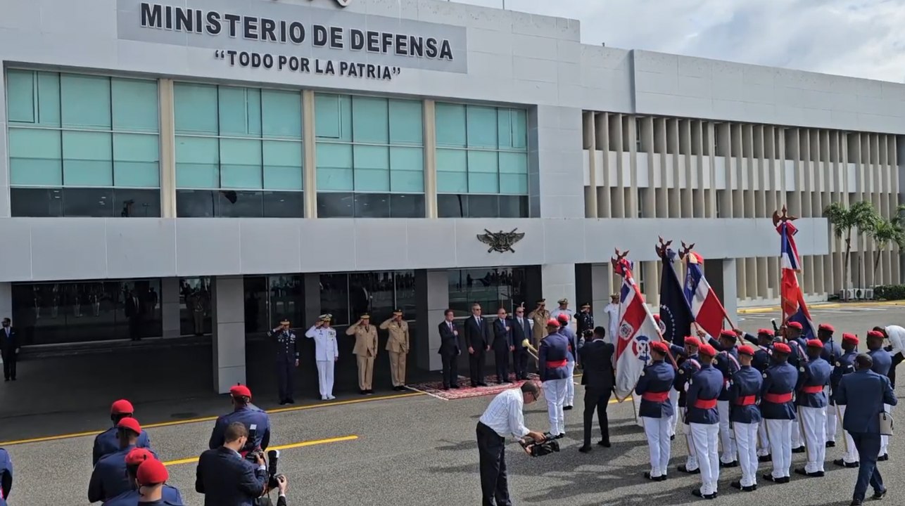 Rinden honores militares al presidente Luis Abinader y a los exmandatarios Hipólito Mejía, Leonel Fernández y Danilo Medina
