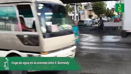 Fuga de agua en la avenida John F. Kennedy