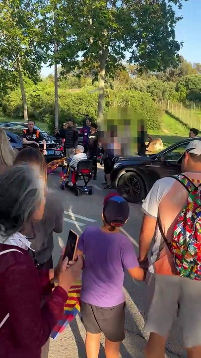 Hansi Flick, Gavi, Pedri, Ansu Fati y otros jugadores del Barça en coche, tras el clásico