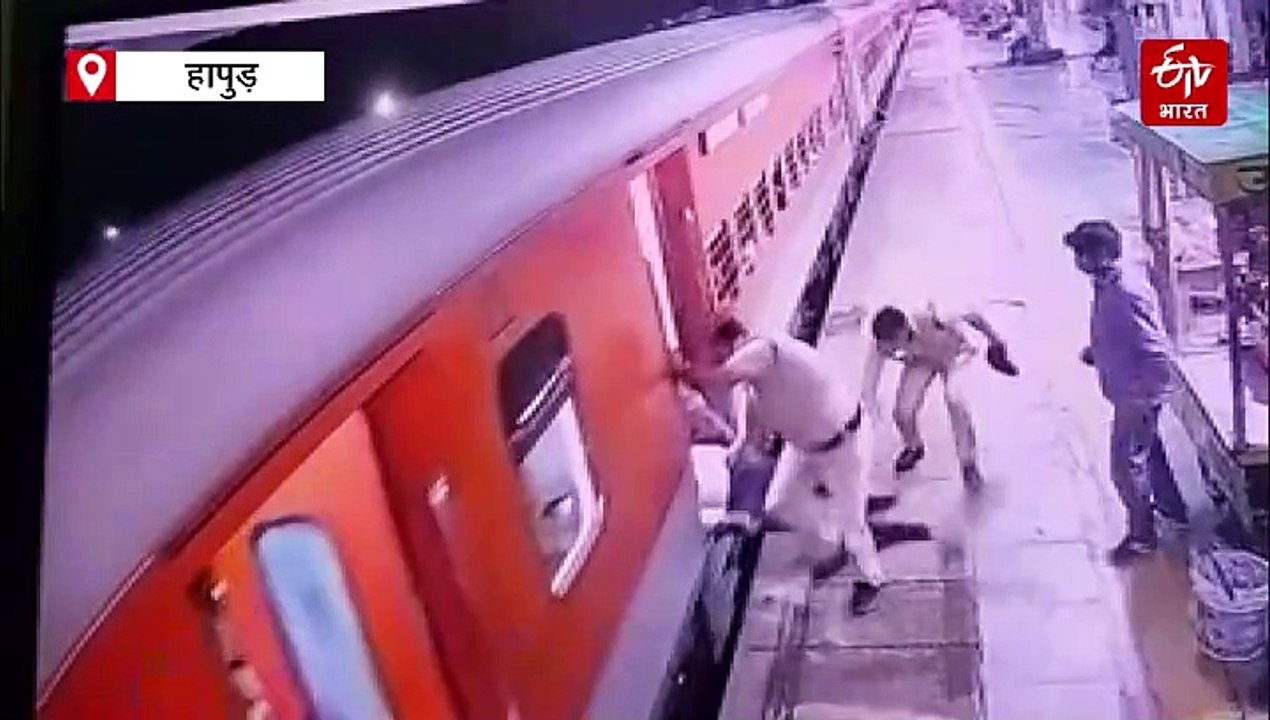 Watch Video: प्लेटफॉर्म और कोच के बीच फंसा यात्...