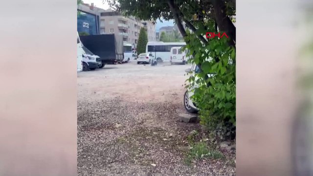 İki kız yumruk yumruğa kavga etti!