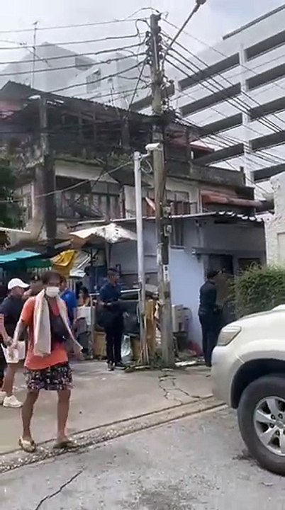 ตำรวจปิดล้อม ชายคลุ้มคลั่ง จับตัวประกัน ย่านบางกอกน้อย