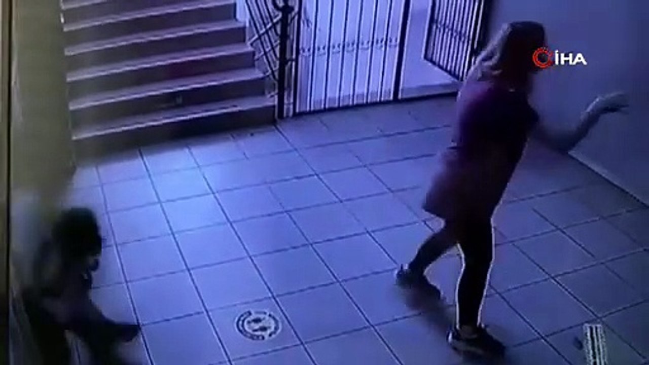 Hayat kurtaran müdahale! Boğulmakta olan öğrencisini Heimlich manevrasıyla kurtardığı anlar kamerada