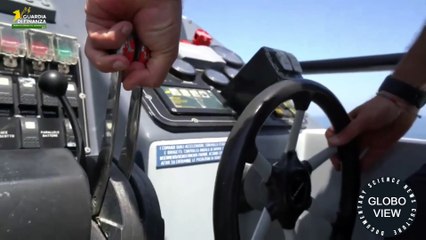 Surfer risks death in the sea, saved in time by the Guardia di Finanza in Vieste (Italy)